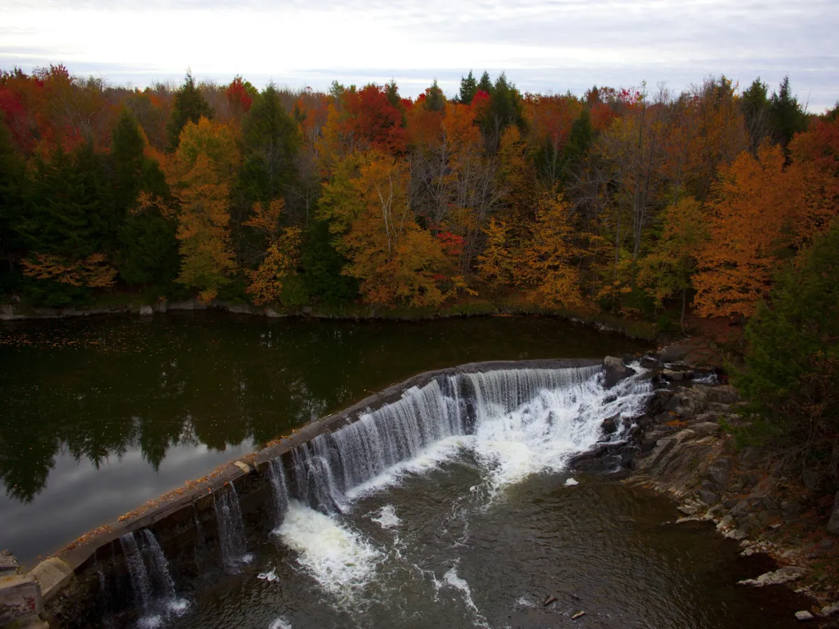 Photo: Les productions Benoit Jean 819-960-8999 Cascade en automne